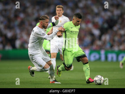 Sergio Ramos del Real Madrid (a sinistra) e Sergio Aguero di Manchester City combattono per la palla durante la semifinale della UEFA Champions League, seconda tappa al Santiago Bernabeu, Madrid. Foto Stock