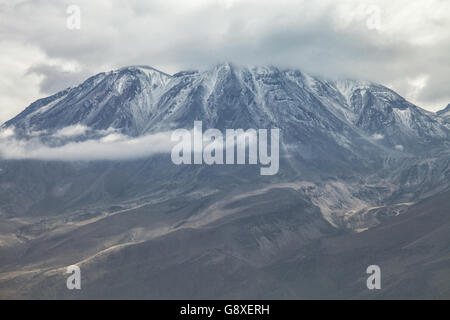 Vista ravvicinata del vulcano Vulcano Chachani nei pressi della città di Arequipa, Perù il giorno nuvoloso Foto Stock