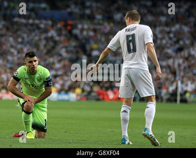 Sergio Aguero di Manchester City parla con toni Kroos del Real Madrid durante la semifinale della UEFA Champions League, seconda tappa al Santiago Bernabeu di Madrid. Foto Stock