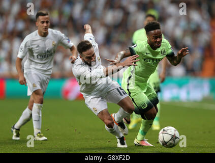 Daniel Carvajal (a sinistra) del Real Madrid e la battaglia di Raheem Sterling di Manchester City per la palla durante la semifinale della UEFA Champions League, seconda tappa al Santiago Bernabeu, Madrid. Foto Stock