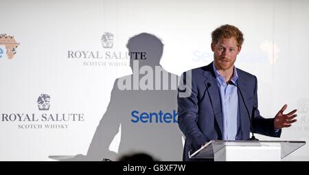 Il Principe Harry parla agli ospiti in una cena di Sentebale presso la Valiente Polo Farm, Wellington, Florida. Foto Stock