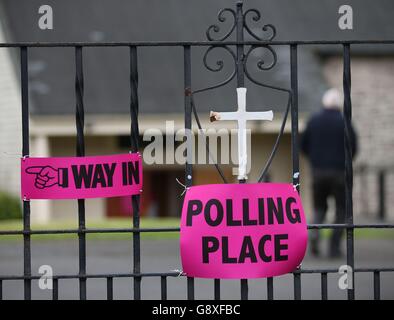 Una stazione di scrutinio firma fuori St Ninian & Triduana RC Church a Glasgow come i sondaggi si aprono nelle elezioni del Parlamento scozzese. Foto Stock