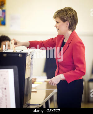 Il leader della SNP Nicola Sturgeon esprime il suo voto alla stazione elettorale della Broomhouse Community Hall di Glasgow, Scozia, mentre i sondaggi si aprono nelle elezioni del Parlamento scozzese. Foto Stock