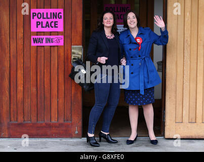 RITRASMISSIONE CAMBIARE LUOGO A EDIMBURGO il leader laburista scozzese Kezia Dugdale (destra) arriva con il partner Louise Riddell a un seggio a Edimburgo per esprimere il suo voto alle elezioni del Parlamento scozzese. Foto Stock