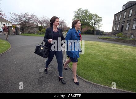 RITRASMISSIONE CAMBIARE LUOGO A EDIMBURGO il leader laburista scozzese Kezia Dugdale (destra) arriva con il partner Louise Riddell a un seggio a Edimburgo per esprimere il suo voto alle elezioni del Parlamento scozzese. Foto Stock