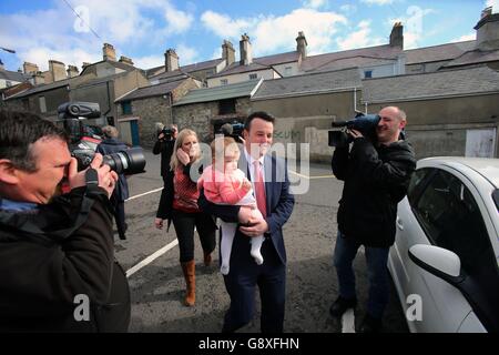 Colum Eastwood, leader dell'SDLP, con la moglie Rachel e la figlia Rosa, fuori da una stazione di scrutinio presso la Model Primary School di Londonderry, poiché le persone nate dopo lo storico accordo del Venerdì Santo dell'Irlanda del Nord avranno la loro prima possibilità di votare oggi come sondaggi aperti per le elezioni dell'Assemblea Stormont. Foto Stock