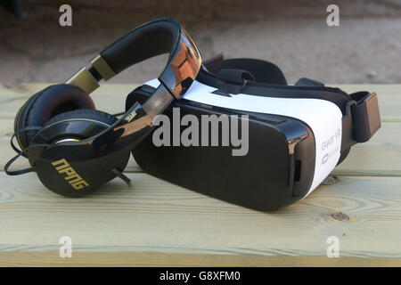 s ha collaborato con gli sviluppatori di tecnologie, i giovani agricoltori progressisti e gli esperti alimentari di tutte le industrie alimentari e agricole per dare ai consumatori l'accesso a parti della sua famosa catena di fornitura che sono solitamente fuori portata, utilizzando la realtà virtuale più recente. Vedere la storia PA CONSUMATORI McDonalds. Il credito fotografico dovrebbe essere: Anthony Devlin/PA Wire Foto Stock