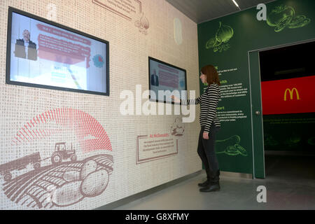 s ha collaborato con gli sviluppatori di tecnologie, i giovani agricoltori progressisti e gli esperti alimentari di tutte le industrie alimentari e agricole per dare ai consumatori l'accesso a parti della sua famosa catena di fornitura che sono solitamente fuori portata, utilizzando la realtà virtuale più recente. Vedere la storia PA CONSUMATORI McDonalds. Il credito fotografico dovrebbe essere: Anthony Devlin/PA Wire Foto Stock
