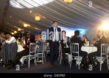 John Fleck di Coventry City si porta sul palco per accettare il suo terzo premio Player of the Season, completando una serie di premi nella categoria Foto Stock