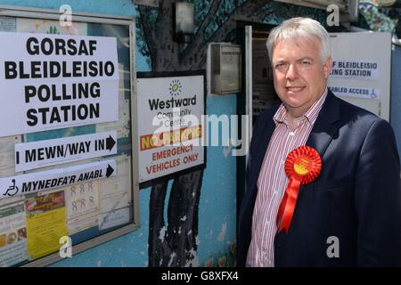 Il primo ministro del Galles, Carwyn Jones, lascia il paese dopo aver votato per le elezioni dell'Assemblea gallese al seggio elettorale del Westward Community Center, Bridgend. Foto Stock