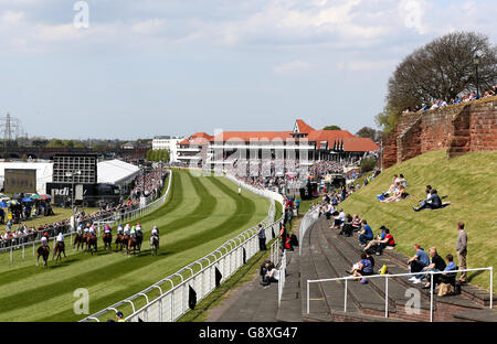 Chester Races - Giorno 2 - Boodles Ladies Day - Boodles Festival di Maggio Foto Stock