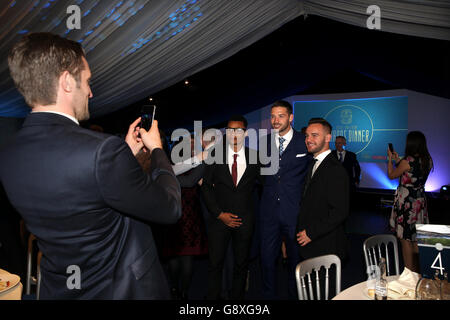 Sam Ricketts di Coventry City scatta una foto dei compagni di squadra Jacob Murphy, Aaron Martin e Adam Armstrong (da sinistra a destra) durante la serata di premi di fine stagione Foto Stock