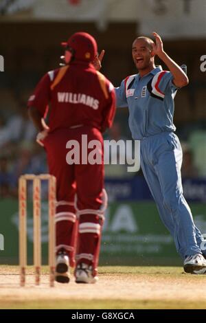 L'inglese Dean Headley (a destra) mostra la sua gioia dopo avere West Stuart Williams delle Indie (a sinistra) catturato da Graham Thorpe Foto Stock