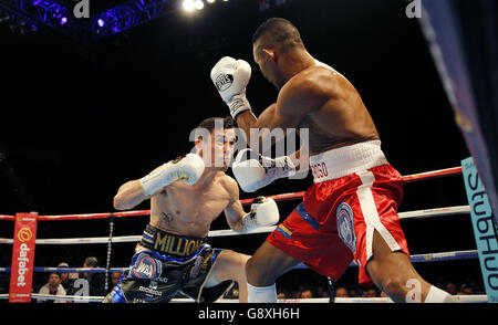 Anthony Crolla (a sinistra) e Ismael Barroso durante il WBA World Lightweight Title alla Manchester Arena. Foto Stock