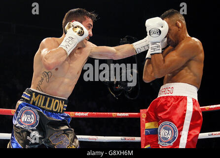 Anthony Crolla (a sinistra) e Ismael Barroso durante il WBA World Lightweight Title alla Manchester Arena. Foto Stock