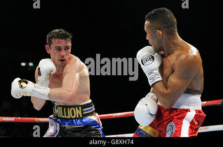 Anthony Crolla (a sinistra) e Ismael Barroso durante il WBA World Lightweight Title alla Manchester Arena. Foto Stock