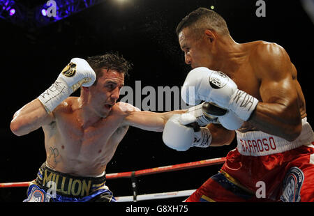 Anthony Crolla (a sinistra) e Ismael Barroso durante il WBA World Lightweight Title alla Manchester Arena. Foto Stock