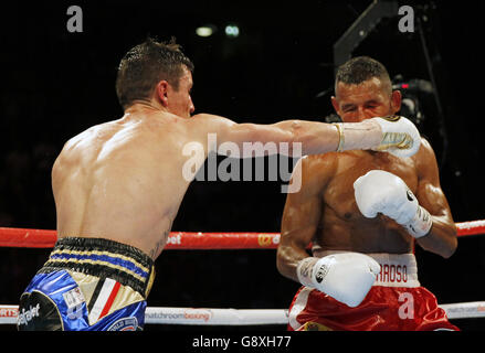 Anthony Crolla (a sinistra) e Ismael Barroso durante il WBA World Lightweight Title alla Manchester Arena. Foto Stock