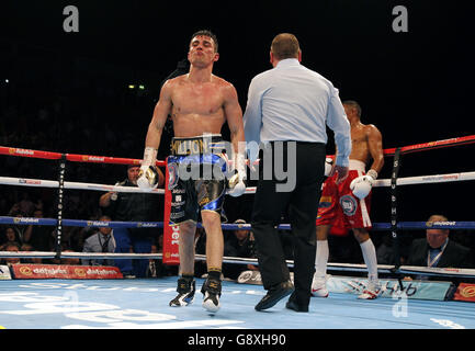 Anthony Crolla (a sinistra) e Ismael Barroso durante il WBA World Lightweight Title alla Manchester Arena. Foto Stock