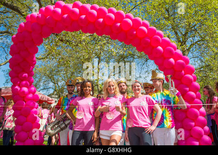 Denise Van Outen (centro) con Melanie Clarke, un beneficiario della beneficenza Refuge (a sinistra) e guardare bene sentirsi meglio beneficiario Jodie Pullinger (a destra) all'inizio del Bold è bella marcia nel centro di Londra, organizzato da benefici Cosmetics per raccogliere i soldi per guardare bene sentire meglio e Refuge. Foto Stock