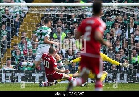 Niall McGinn di Aberdeen segna il primo gol del suo fianco durante la partita della Ladbrokes Scottish Premiership al Celtic Park di Glasgow. Foto Stock