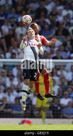 Christian Eriksen di Tottenham Hotspur (a sinistra) e Ryan Bertrand di Southampton lottano per la palla in aria durante la partita della Barclays Premier League a White Hart Lane, Londra. Foto Stock