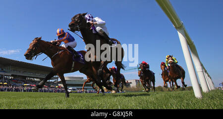 Steip Amach guidato da Kevin Manning (centro) vince gli Amethyst Stakes durante il Derrinstown Stud Derby Trial Day all'ippodromo di Leopardstown, Dublino. Foto Stock