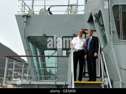 Il Segretario degli Esteri, Philip Hammond (a destra) con il Capitano David Buck, Royal Navy, si trova sul ponte della Royal Fleet Auxiliary Ship RFA Mounts Bay, come parte della sua prima visita ufficiale a Gibilterra. Foto Stock