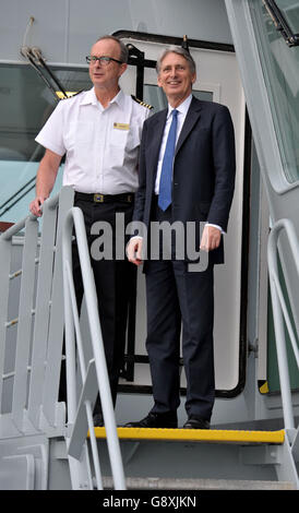 Il Segretario degli Esteri, Philip Hammond (a destra) con il Capitano David Buck, Royal Navy, si trova sul ponte della Royal Fleet Auxiliary Ship RFA Mounts Bay, come parte della sua prima visita ufficiale a Gibilterra. Foto Stock