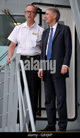 Il Segretario degli Esteri, Philip Hammond (a destra) con il Capitano David Buck, Royal Navy, si trova sul ponte della Royal Fleet Auxiliary Ship RFA Mounts Bay, come parte della sua prima visita ufficiale a Gibilterra. Foto Stock