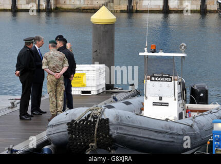 Il Segretario agli Esteri Philip Hammond (al centro) parla con (da sinistra a destra) l'ispettore capo Rob Allen della polizia di difesa di Gibilterra, il tenente generale Edward Davis, governatore e comandante in capo, Gibilterra, R.N.G.S Lt CDR Oliver Loughton, E il Commodore Ian McGhie, Comandante delle forze britanniche di Gibilterra, incontrando militari e donne della Royal Navy Gibilterra Squadron, e membri della Royal Gibilterra Police, e gli ufficiali doganali HM, a Gunwharf, durante la sua prima visita ufficiale a Gibilterra. Foto Stock