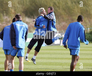 Inghilterra e Manchester United team-mates Alan Smith (L) e Wayne Rooney durante una sessione di allenamento al campo di allenamento di Carrington, Manchester, prima della partita di qualificazione della Coppa del mondo contro la Polonia mercoledì. Foto Stock