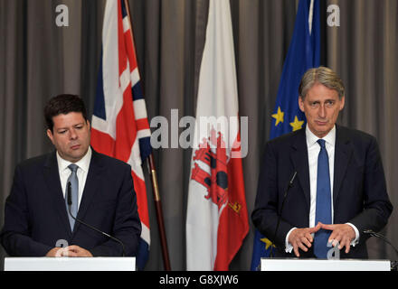 Il Segretario agli Esteri Philip Hammond (destra) interviene durante una conferenza stampa congiunta con il primo Ministro di Gibilterra, Fabian Picardo, al Convento n. 6, durante la sua prima visita ufficiale a Gibilterra. Foto Stock