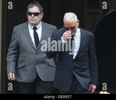 L'ex calciatore inglese Paul Gascoigne e suo padre John (a sinistra) al funerale del nipote Jay Kerrigan-Gascoigne, a St Nicholas con Christ Church a Dunston, Gateshead. Foto Stock