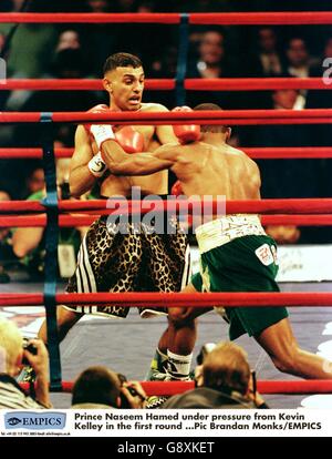 Il principe Naseem Hamed sotto pressione da Kevin Kelley in primo turno Foto Stock