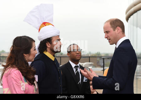 Il Duca di Cambridge parla allo studente Faiysal Ali Khan (seconda a sinistra) durante un tour della Scuola di governo di Blavatnik a Oxford. Foto Stock