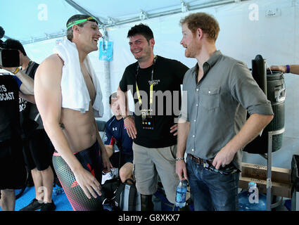 Il principe Harry (a destra) chiacchiera con il capitano David Wiseman (a sinistra) del team delle forze armate GB e Dave Henson nella tenda del concorrente in piscina durante i giochi Invictus 2016 all'ESPN Wide World of Sports di Orlando, Florida. Foto Stock