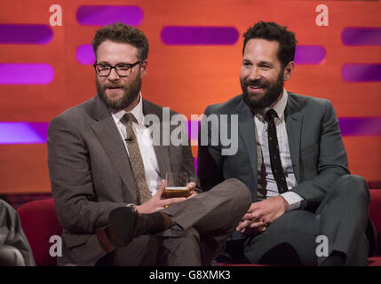 Seth Rogen (a sinistra) e Paul Rudd durante le riprese del Graham Norton Show, presso gli Studios di Londra, a sud di Londra, per essere trasmesso sulla BBC One il venerdì sera. Foto Stock