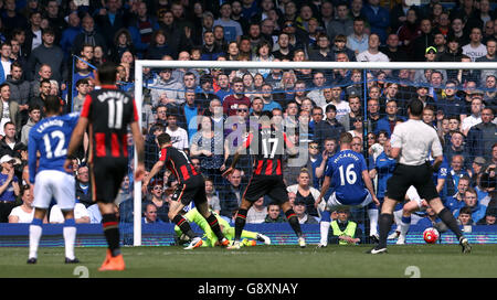 Marc Pugh di AFC Bournemouth (terza a sinistra) segna il primo gol del suo fianco durante la partita della Barclays Premier League al Goodison Park, Liverpool. Foto Stock