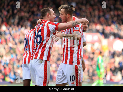 Marko Arnautovic di Stoke City celebra il primo gol del suo fianco con il compagno di squadra Charlie Adam (a sinistra) durante la partita della Barclays Premier League al Britannia Stadium, Stoke-on-Trent. PREMERE ASSOCIAZIONE foto. Data immagine: Sabato 30 aprile 2016. Vedi PA storia CALCIO Stoke. Il credito fotografico dovrebbe essere: Mike Egerton/PA Wire. Foto Stock