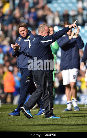 Leeds United / Charlton Athletic - Sky Bet Championship - Elland Road. Steve Evans di Leeds United applaude i fan dopo la partita Foto Stock