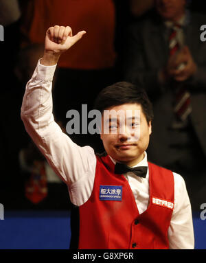 Ding Junhui festeggia la vittoria della semifinale contro Alan McManus (non nella foto) durante il giorno quindici dei campionati del mondo Betfred Snooker al Crucible Theatre di Sheffield. Foto Stock