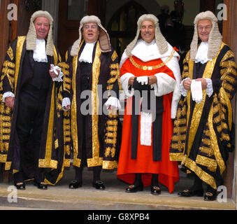 Lord Phillips of Worth Matravers, il Signore Chief Justice of England and Wales (2° a destra) con Lord Falconer, il Lord Chancellor (2° a sinistra), Sir Anthony Clarke, Maestro dei rotoli (a sinistra) e Sir Igor Judge, presidente della Queen's Bench Division, che arriva presso le corti reali di giustizia, Londra per il giuramento in cerimonia. Foto Stock