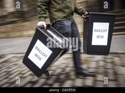 Le urne sono trasportate mentre il personale del consiglio di Edimburgo fornisce insegne e materiali per la messa a punto del seggio della Camera Lothian prima delle elezioni del Parlamento scozzese di giovedì. Foto Stock