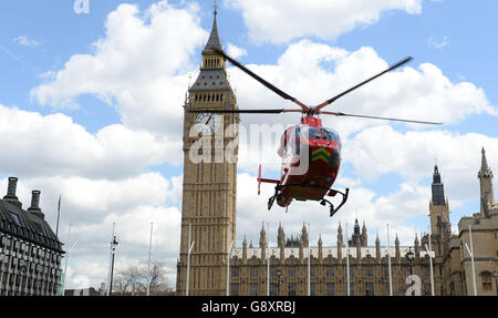 La London Air Ambulance decollerà da Parliament Square a Londra dopo che un uomo è caduto da Westminster Bridge. Foto Stock