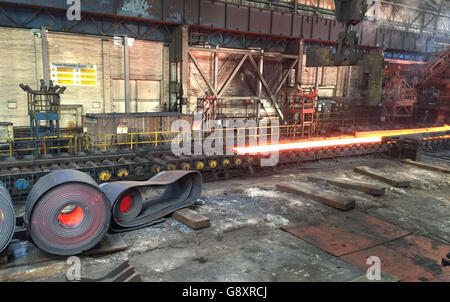 Il laminatoio a caldo presso le acciaierie di Port Talbot, come ha confermato Liberty House, metterà in un'offerta formale per l'acquisto delle attività di Tata Steel nel Regno Unito. Foto Stock