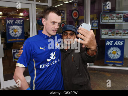 Jamie Vardy Looklike Lee Chapman si pone per una foto con un fan di Leicester City vicino a San Carlo Pizzeria a Leicester. Chapman è stato trascinato sul team bus dal manager Claudio Ranieri e dal personale durante il loro viaggio verso il ristorante italiano. Foto Stock