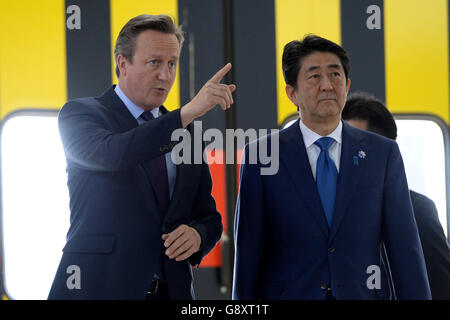 Il primo ministro David Cameron (a sinistra) e il primo ministro giapponese Shinzo Abe hanno fatto una tournée nel deposito di manutenzione dei treni Hitachi North Pole a Londra ovest, come Abe ha avvertito che la Brexit renderebbe il Regno Unito "meno attraente" agli investitori giapponesi. Foto Stock