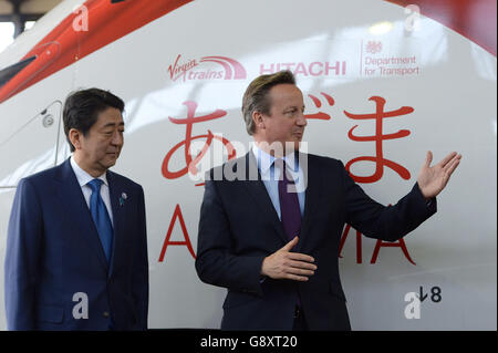 Il primo ministro David Cameron (a destra) e il primo ministro giapponese Shinzo Abe hanno fatto una tournée nel deposito di manutenzione dei treni Hitachi North Pole a Londra ovest, come Abe ha avvertito che la Brexit renderebbe il Regno Unito "meno attraente" agli investitori giapponesi. Foto Stock