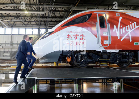 Il primo ministro David Cameron (a sinistra) e il primo ministro giapponese Shinzo Abe hanno fatto una tournée nel deposito di manutenzione dei treni Hitachi North Pole a Londra ovest, come Abe ha avvertito che la Brexit renderebbe il Regno Unito "meno attraente" agli investitori giapponesi. Foto Stock